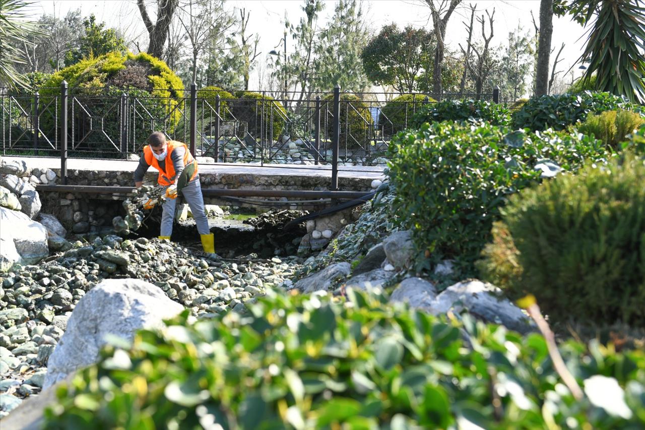 Esenyurt’un Parklarında Yaza Hazırlık Temizliği Devam Ediyor