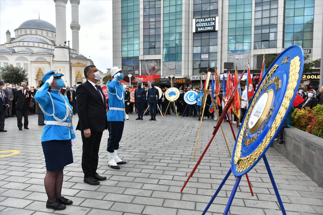 Esenyurt’ta 29 Ekim Cumhuriyet Bayramı Çelenk Sunma Töreni