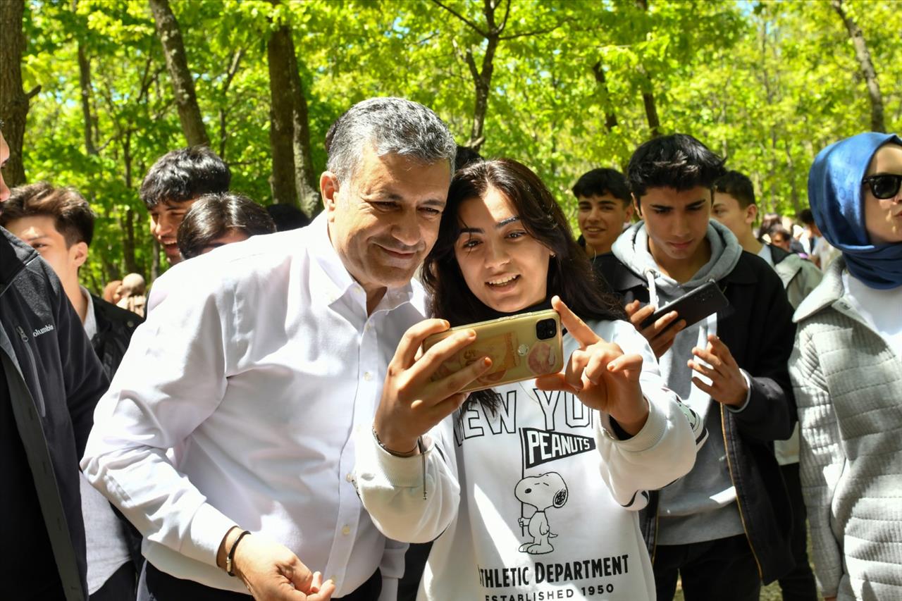 Gençler Sınav Stresini Halay Çekerek Attı