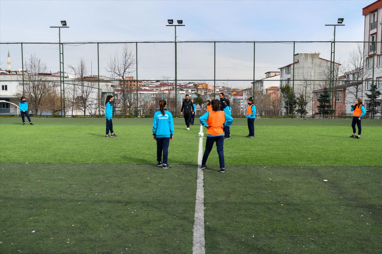 Esenyurt’ta Kız Çocuklarına Özel Futbol Kursu 