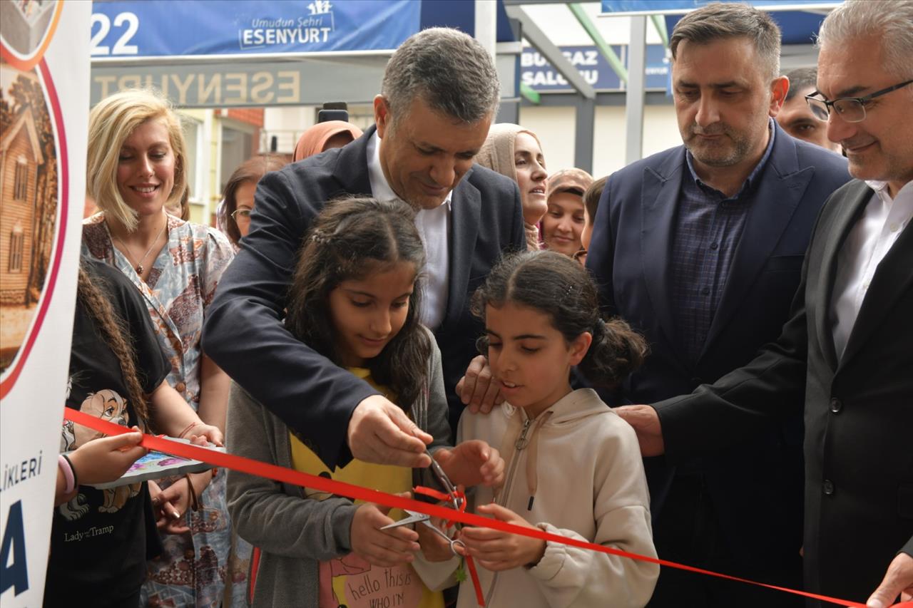 Kadınların Ürettiği El Emeği Ürünler Sergilendi