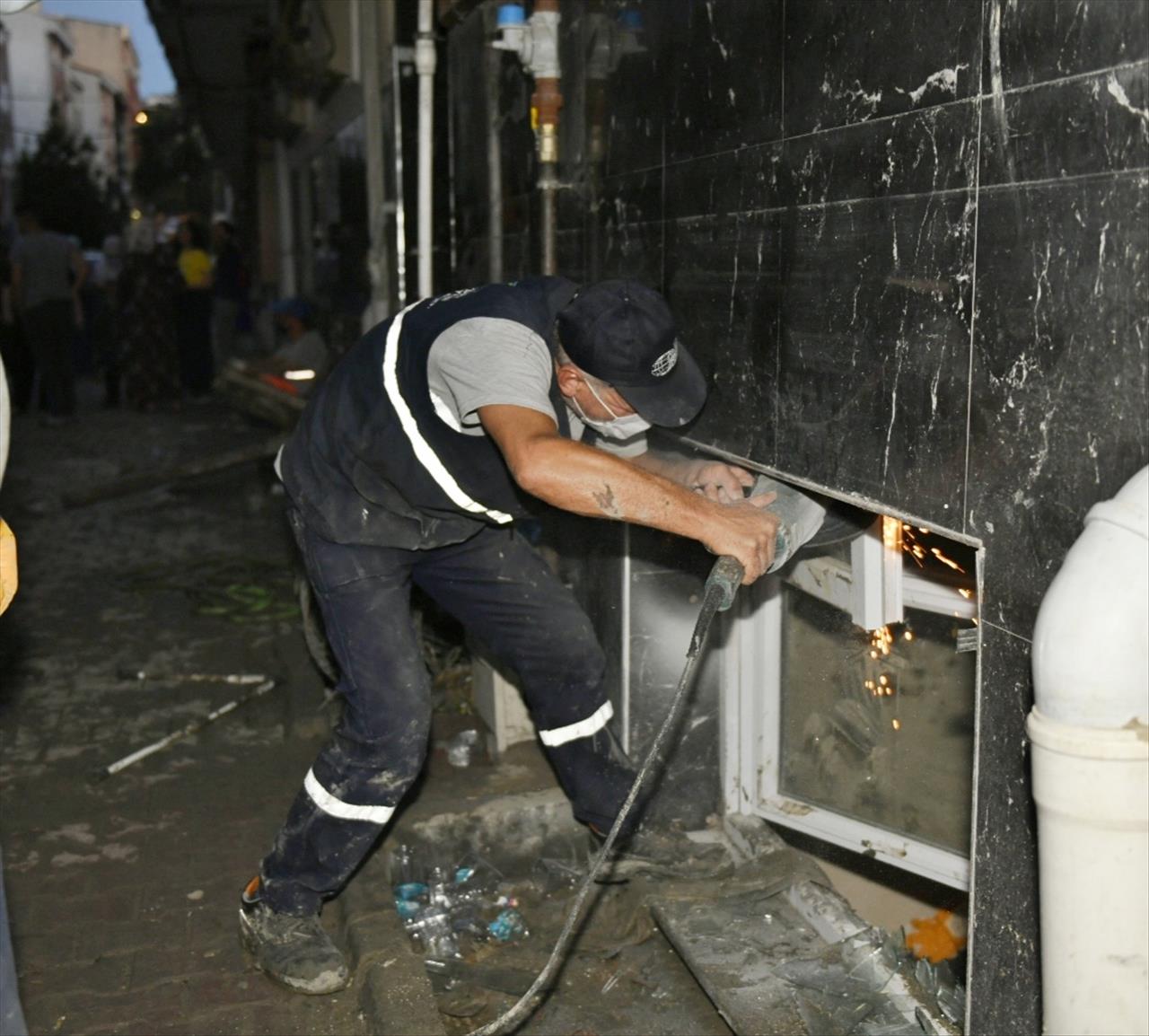 Esenyurt Belediyesi Selden Etkilenen Mahallelerde Çalışmalarına Devam Ediyor