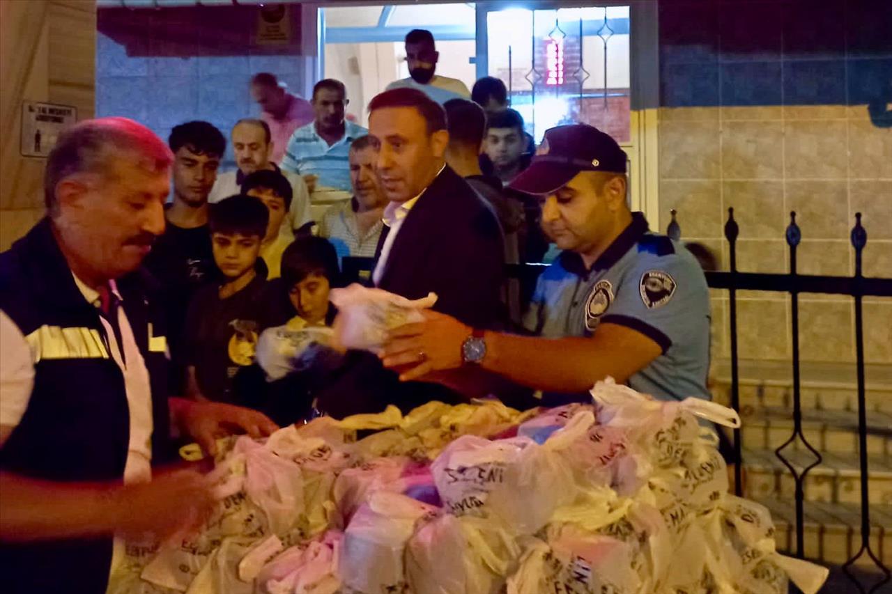 Esenyurt Belediyesi Vatandaşlara Kandil Simidi İkram Etti