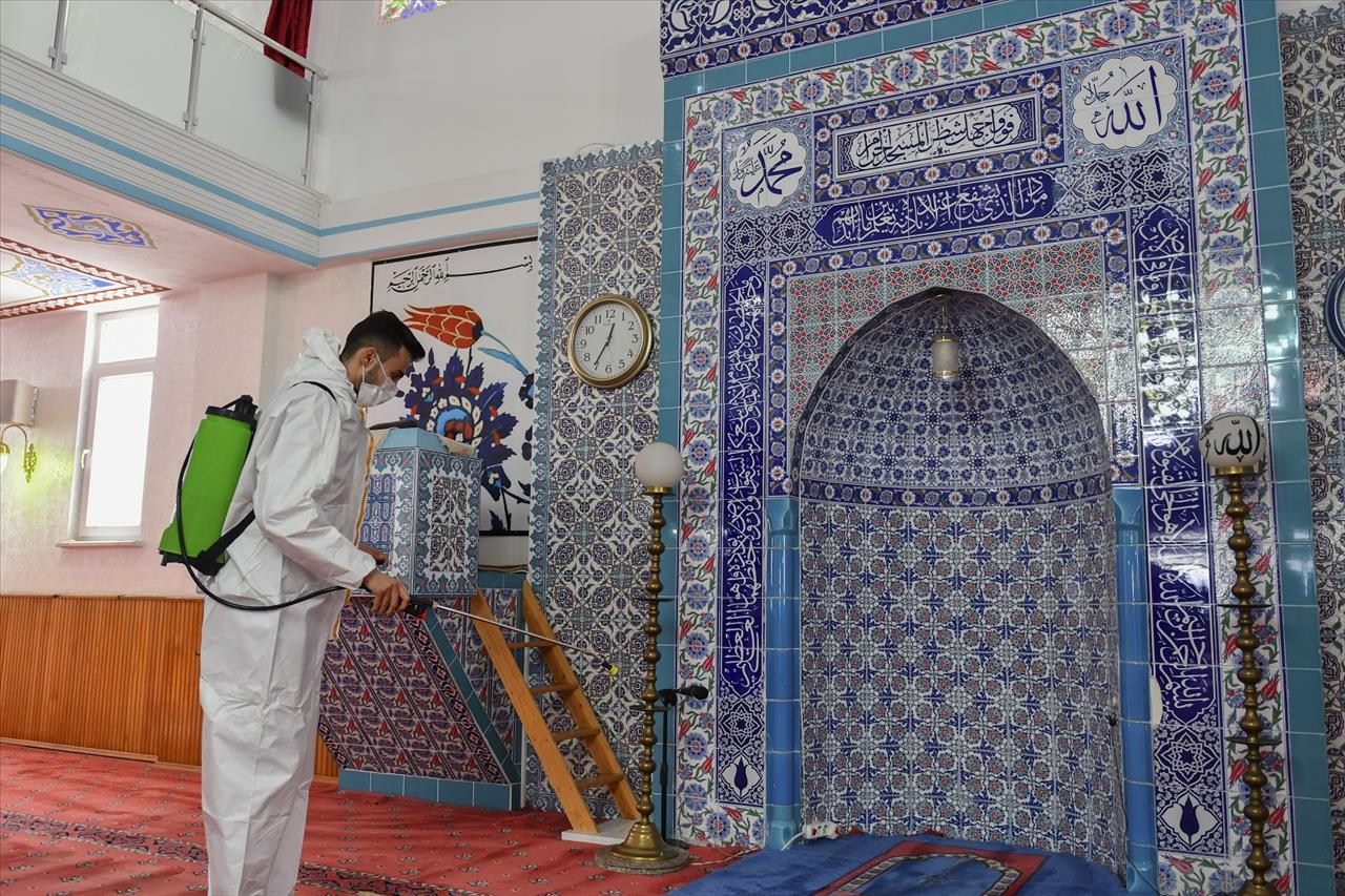 Esenyurt Belediyesi İbadethaneleri Temizleyerek Dezenfekte Ediyor