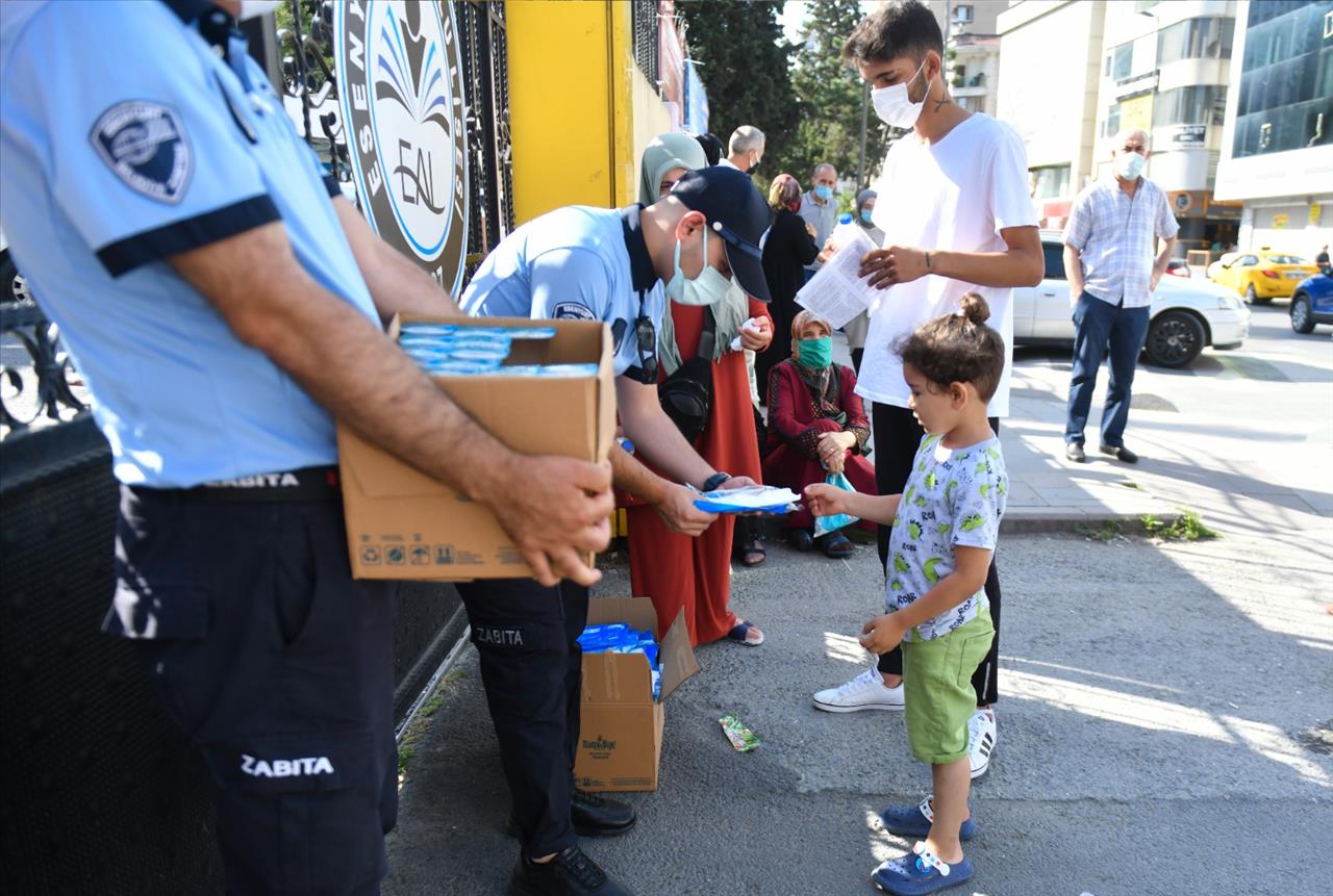 Esenyurt’ta Yks Öncesi Öğrenci Ve Velilere İkram