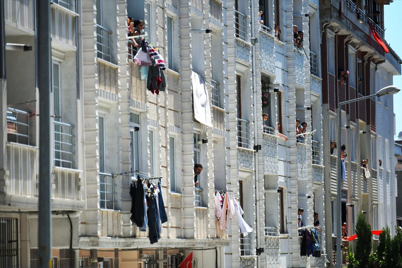 Esenyurt Belediyesi'nden Evde Kalanlara Gezici Bayram Eğlencesi