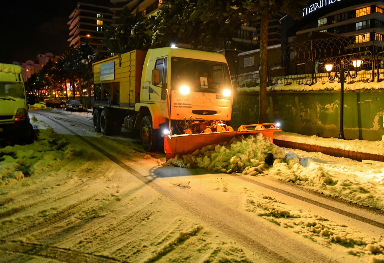 Kışla Mücadele Ekiplerinin Çalışmaları Gece Boyunca Sürdü