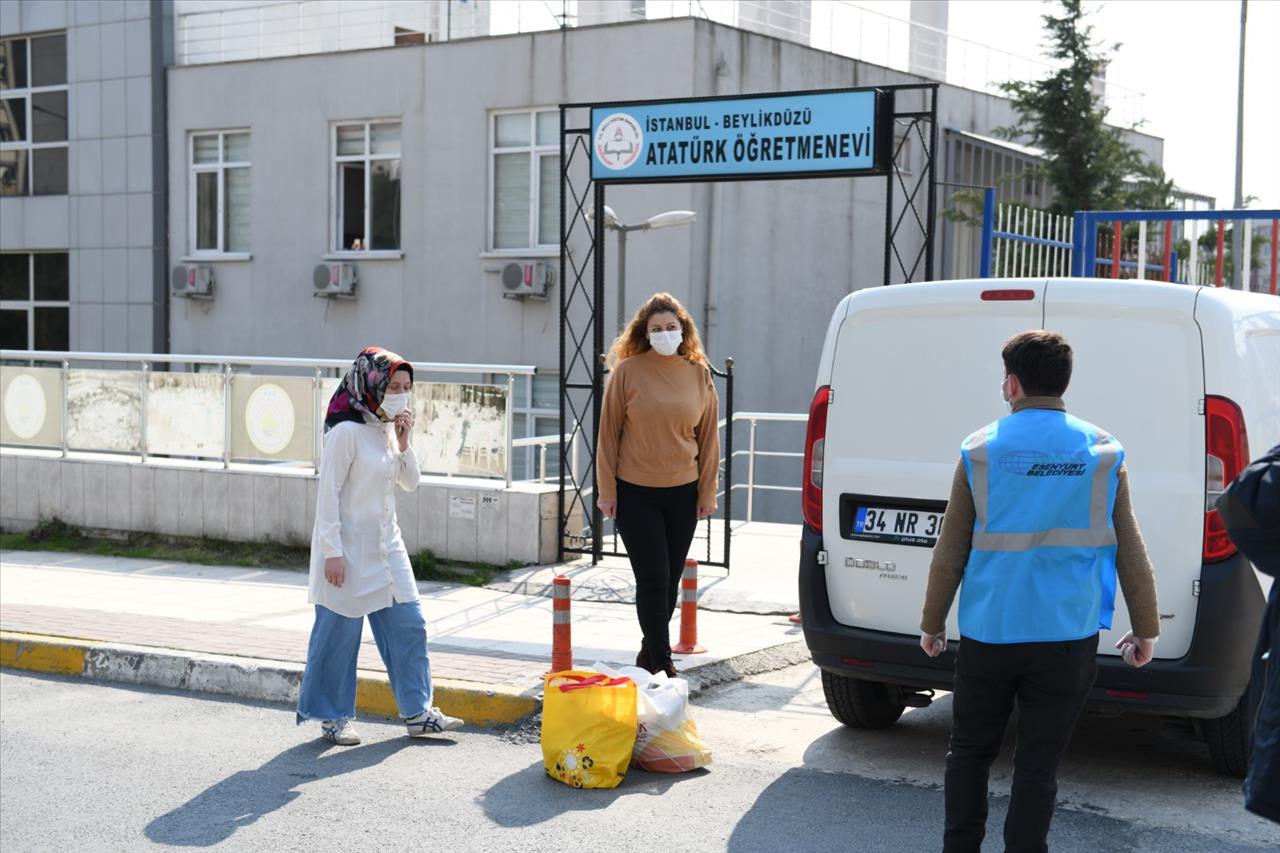 Esenyurt Belediyesi Sağlık Görevlileriyle Aileleri Arasında Köprü Oldu