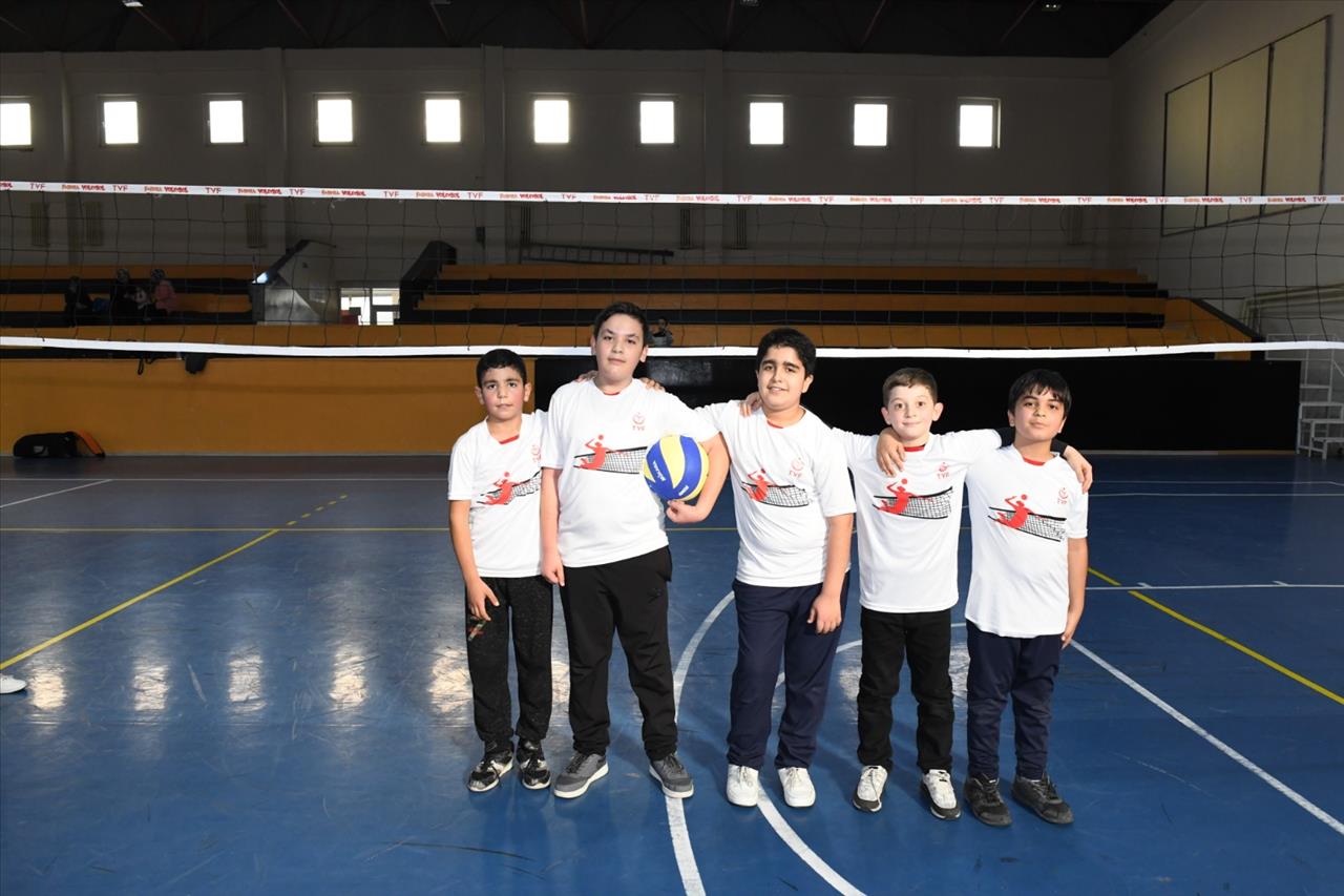 Usta Voleybolcular Esenyurt’ta Yetişiyor