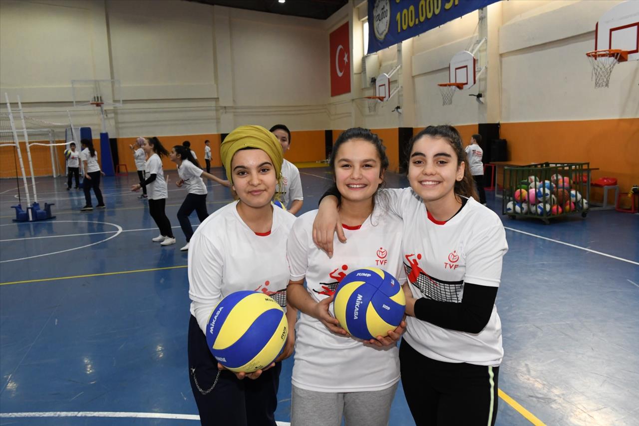 Usta Voleybolcular Esenyurt’ta Yetişiyor