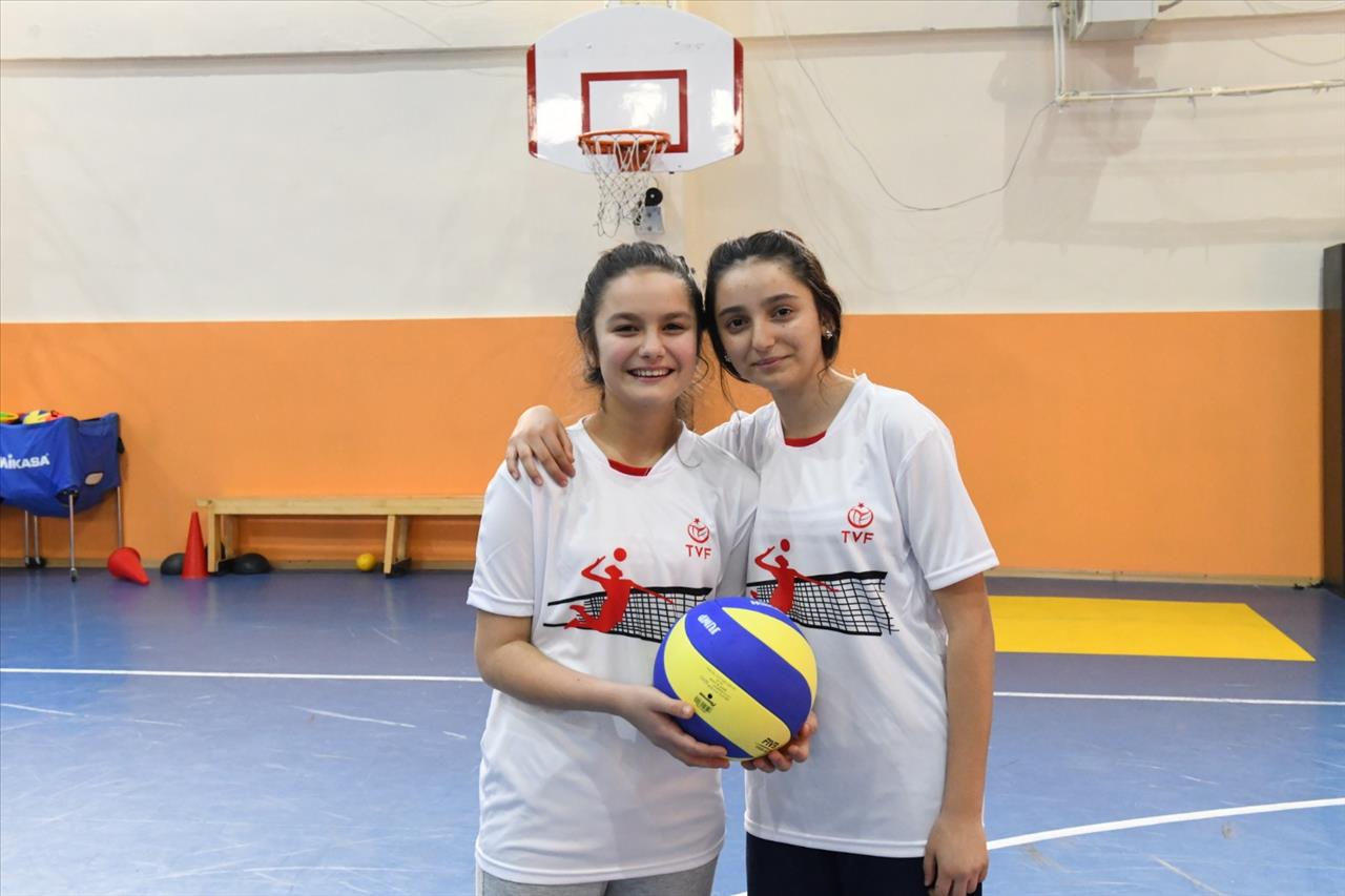 Usta Voleybolcular Esenyurt’ta Yetişiyor