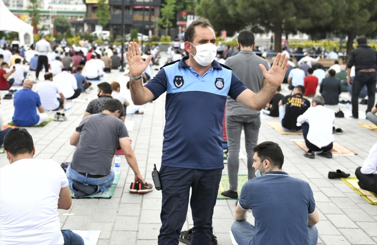 Esenyurt Belediyesi Cuma Namazı Öncesi Tek Kullanımlık Seccade Dağıttı