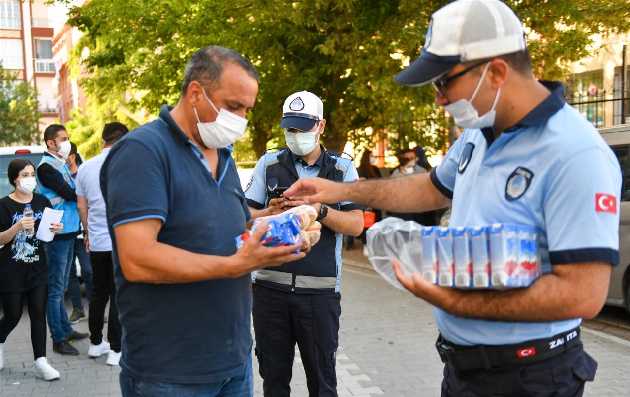 Esenyurt’ta Yks Öncesi Öğrenci Ve Velilere İkram