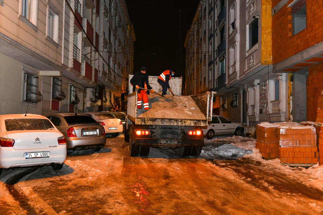 Kışla Mücadele Ekiplerinin Çalışmaları Gece Boyunca Sürdü