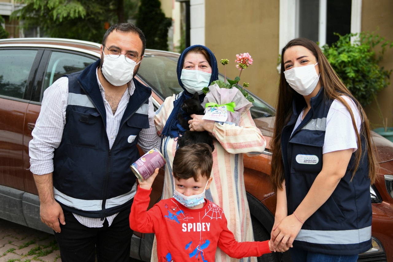 Esenyurt Belediyesi'nden Hayvansever Annelere Süpriz Kutlama