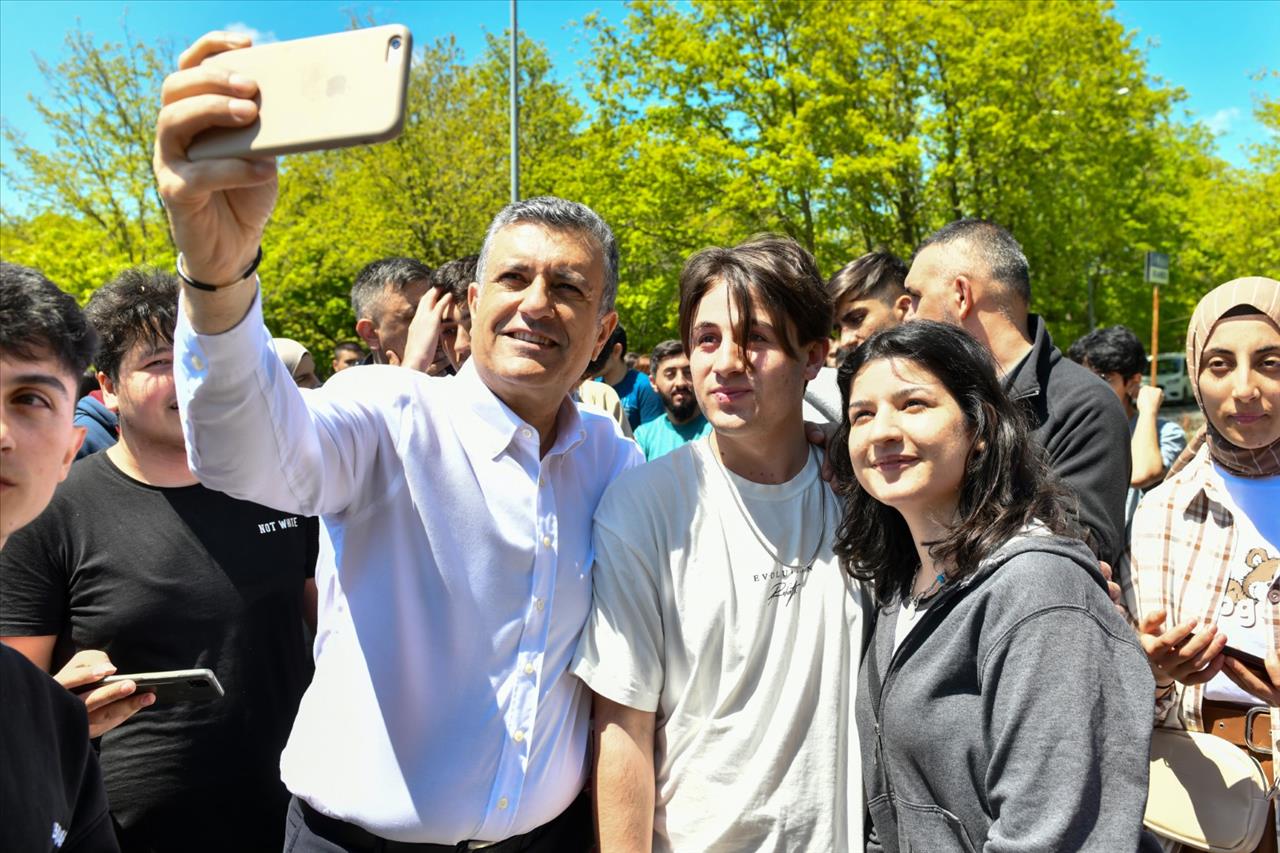 Gençler Sınav Stresini Halay Çekerek Attı