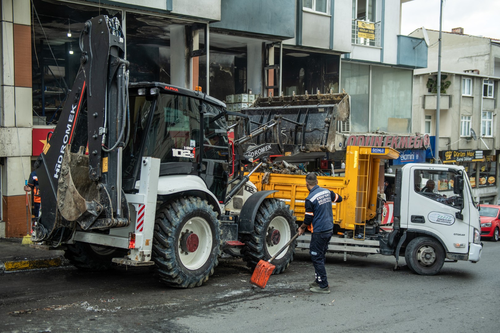 İnönü Mahallesi’ndeki Yangın Sonrası Bölgeyi Esenyurt Belediyesi Temizledi