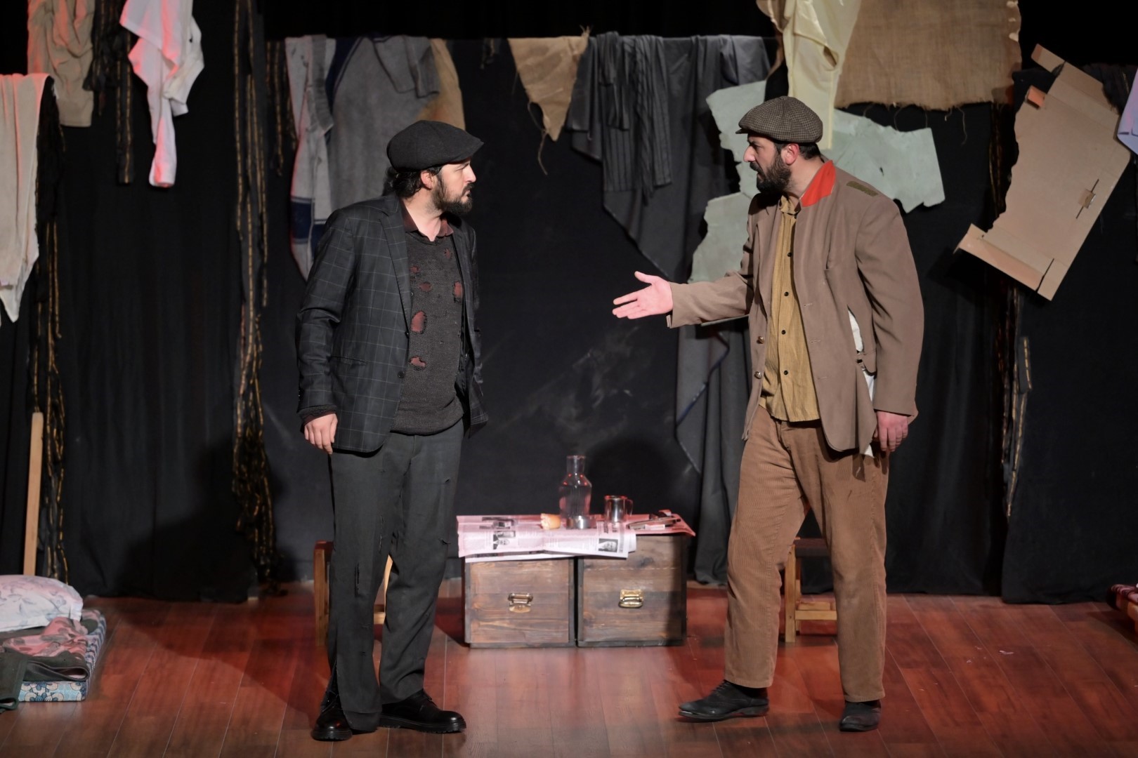 Esenyurt’ta Tiyatro Dolu Bir Sezon: Her Ay 3 Oyun Sahnelendi! 2025 Yılında Esenyurt’ta Tiyatro Salonları Doldu Taştı 