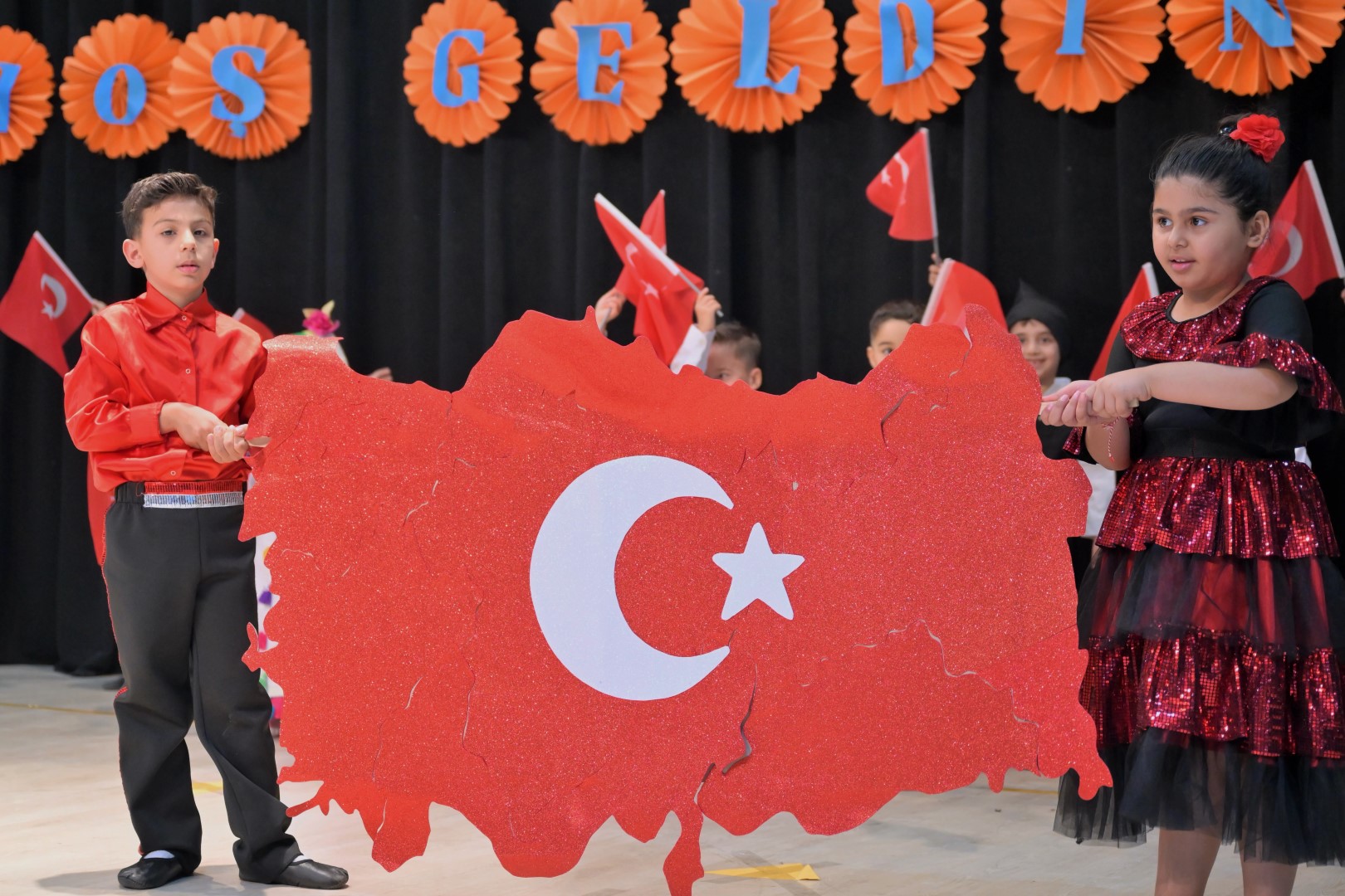 Esenyurt'ta Miniklere Coşkulu Mezuniyet Töreni Başkan Vekili Aksoy: Çocuklarımızın Eğitim Yolculuğunda Her Zaman Yanlarındayız!