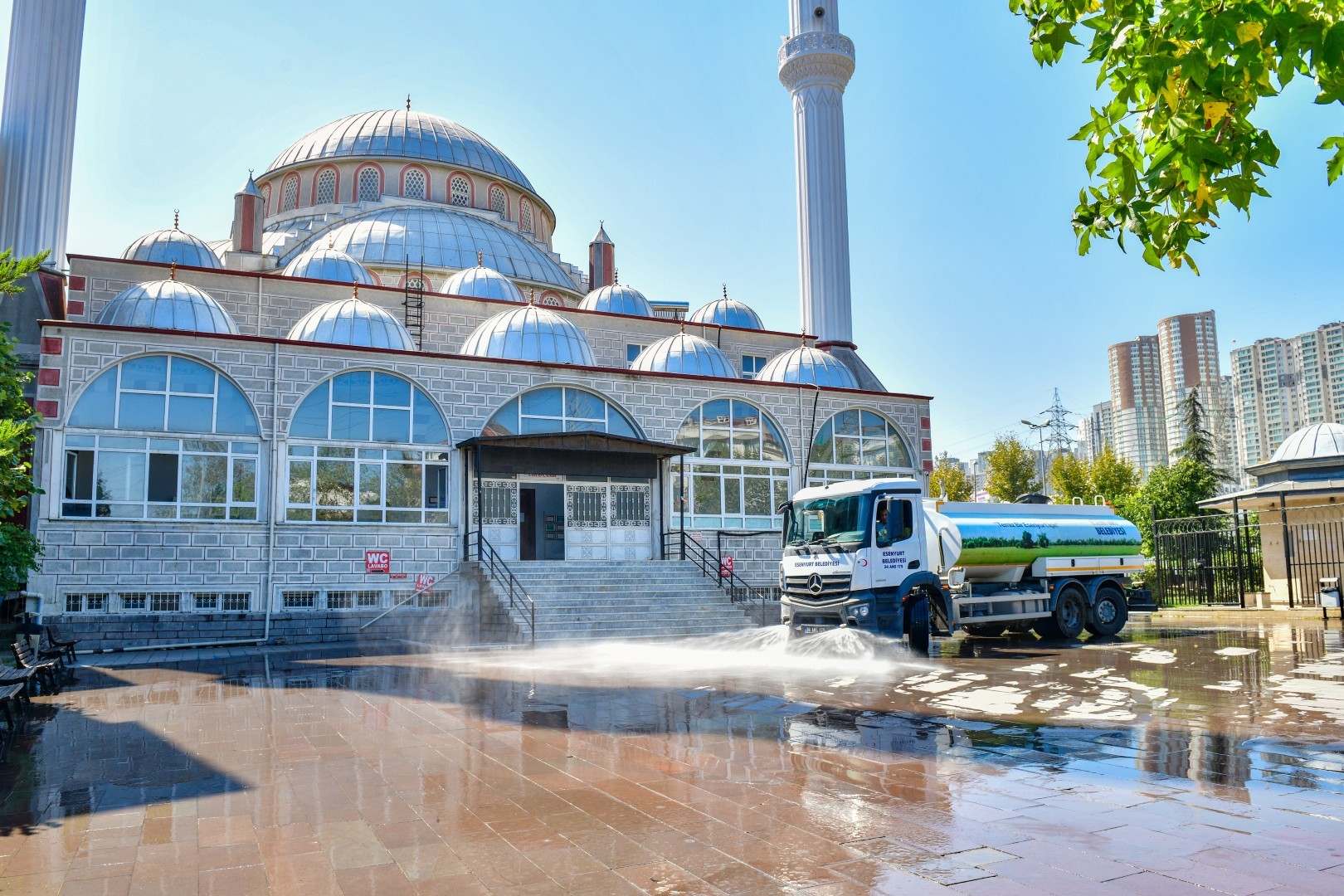 Mevlid Kandili Öncesi Esenyurt’ta Camiler ve Mezarlıklar Temizlendi